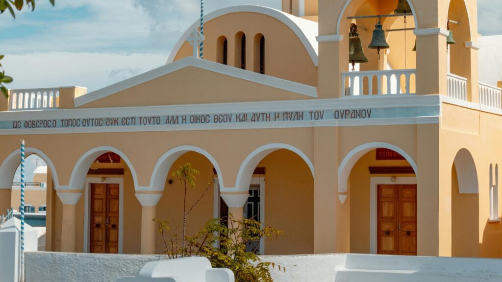 Ένας ωραίος ελληνικός ναός με κυψέλες και καμπαναριό.Alt text:"Οι κυψέλες του ναού-Firework lancerer verdens første live shopping GPT."