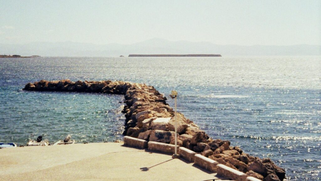Το θάλασσο και η ακτή με πέτρινα μάσκες.Alt text:"Χρησιμοποιήστε το Funimate για να κερδίσετε χρήματα με βίντεο-επεξεργασία και δημιουργία."