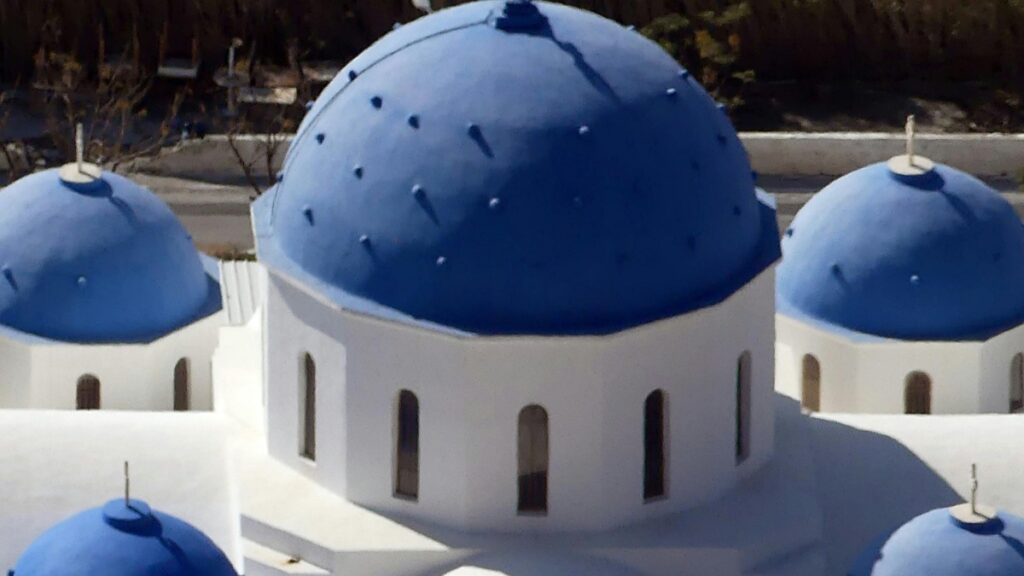 Μπλε και αλευρωπή εκκλησία με δόμους και κυψέλες.Alt text:"Εξαιρετική αρχιτεκτονική-Οι τελευταίες εξελίξεις της εφαρμογής Dubsmash."