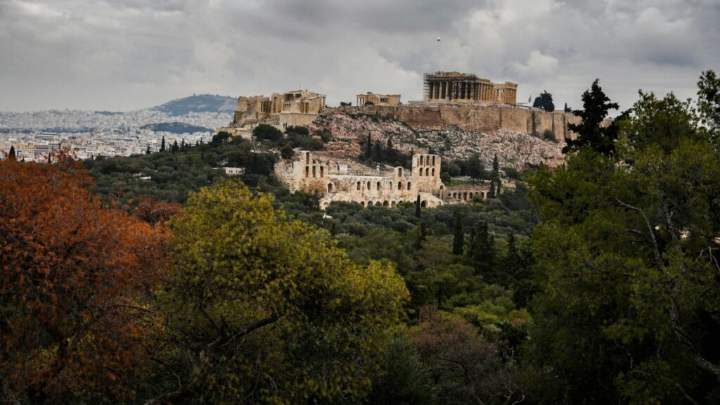 Η αρχαία Ακρόπολη της Αθήνας.Alt text:"Χρήση Zalo για επιχειρησιακό μάρκετινγκ στο Βιετνάμ."