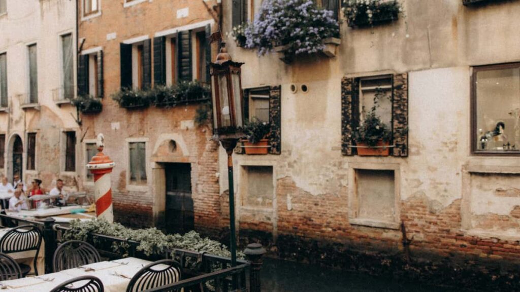 advertisers : content Hulu/city guides, , outreach .